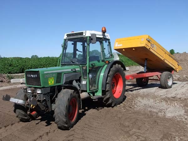 Smalspoor trekker met dumper